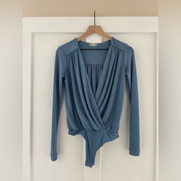 FREE PEOPLE Turnt Sheen Long Sleeve Slinky Bodysuit in Blue Metal Size S - Picture 5 of 12